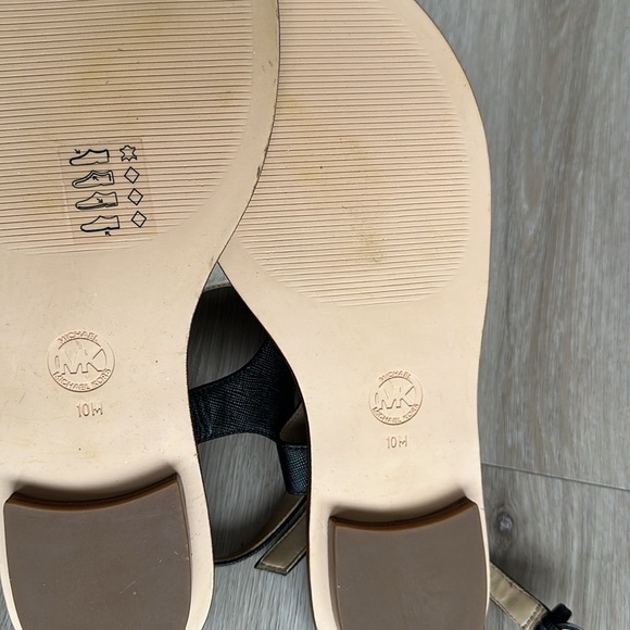 MICHAEL Michael Kors Women's Leather MK Plate T-Strap Thong Sandals NWOB - Picture 6 of 6